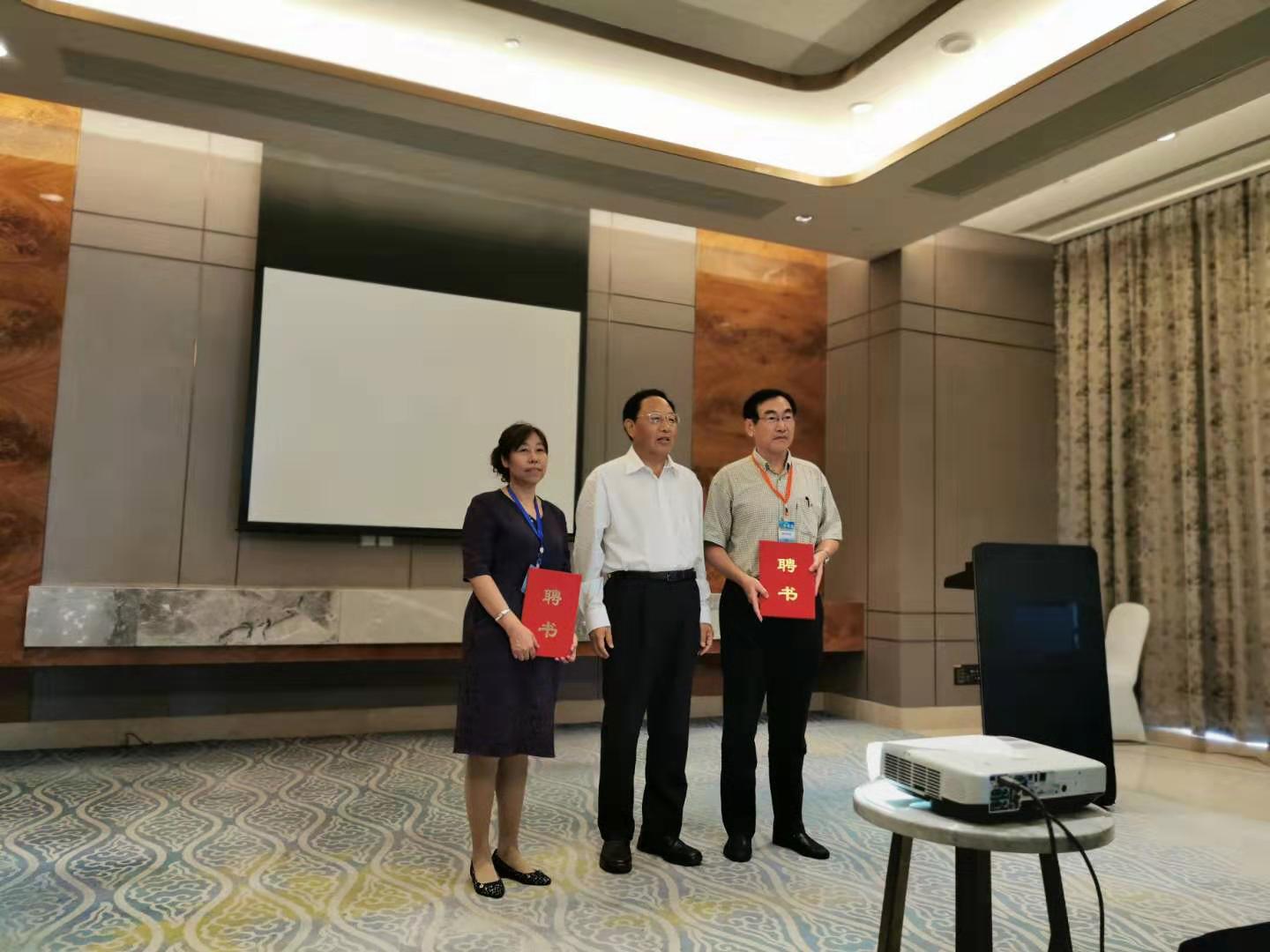 劉維林會長為新當選的主任委員、總干事頒發(fā)聘書.jpg