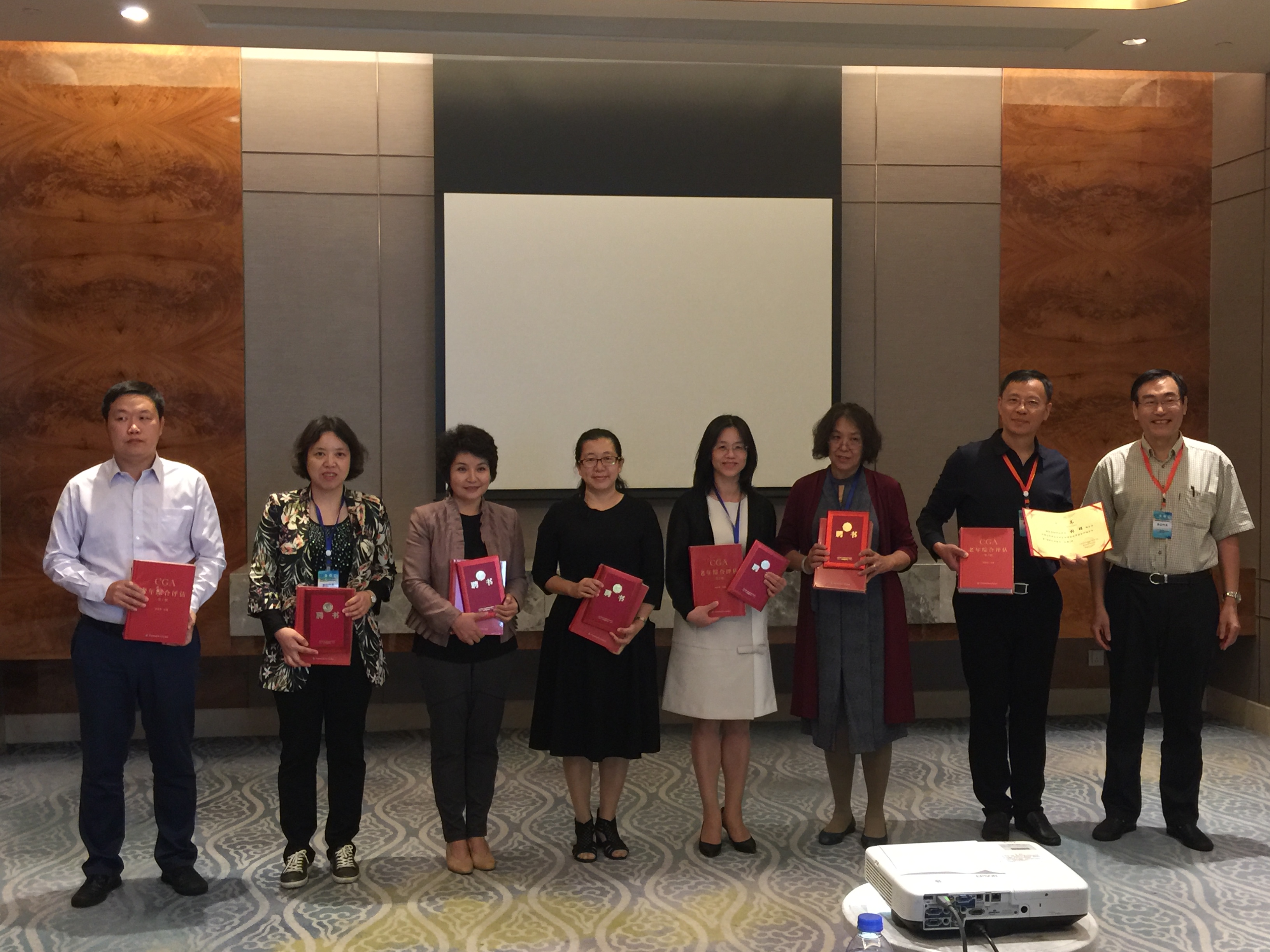 當選的主任委員陳崢為新當選的副主任委員頒發(fā)證書.jpg